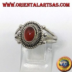 Bague en argent avec cabochon en cornaline entouré de trois fils serpentins