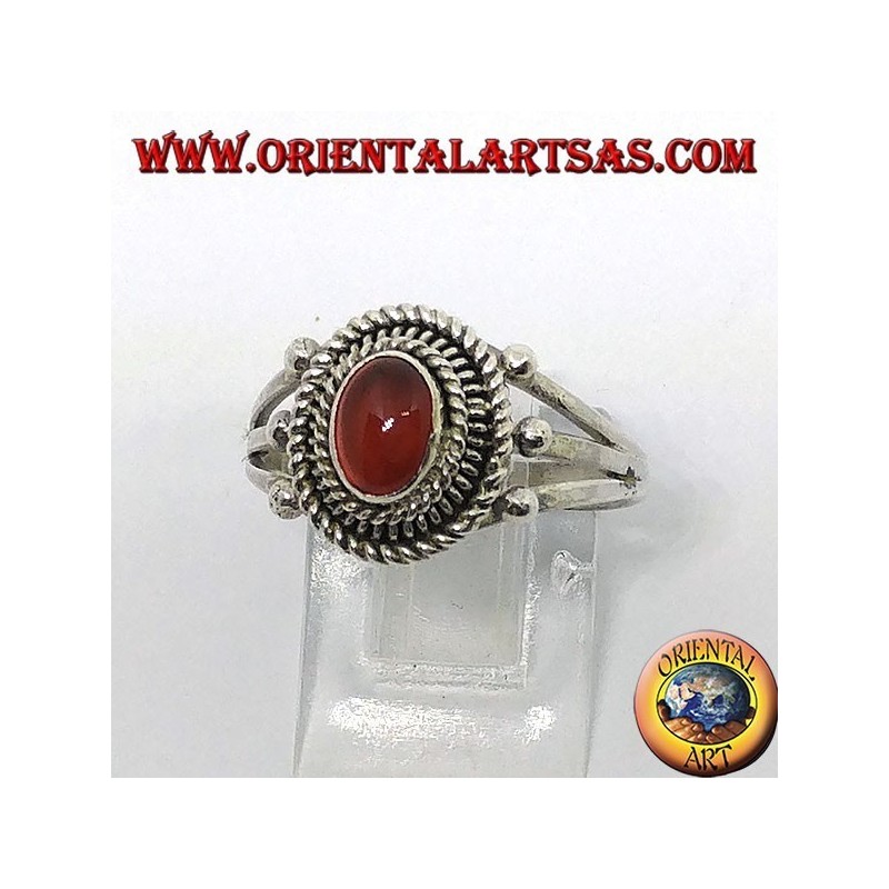 Anello in argento  con corniola  cabochon contornata di tre fili a serpentina