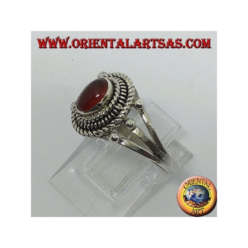 Anello in argento  con corniola  cabochon contornata di tre fili a serpentina