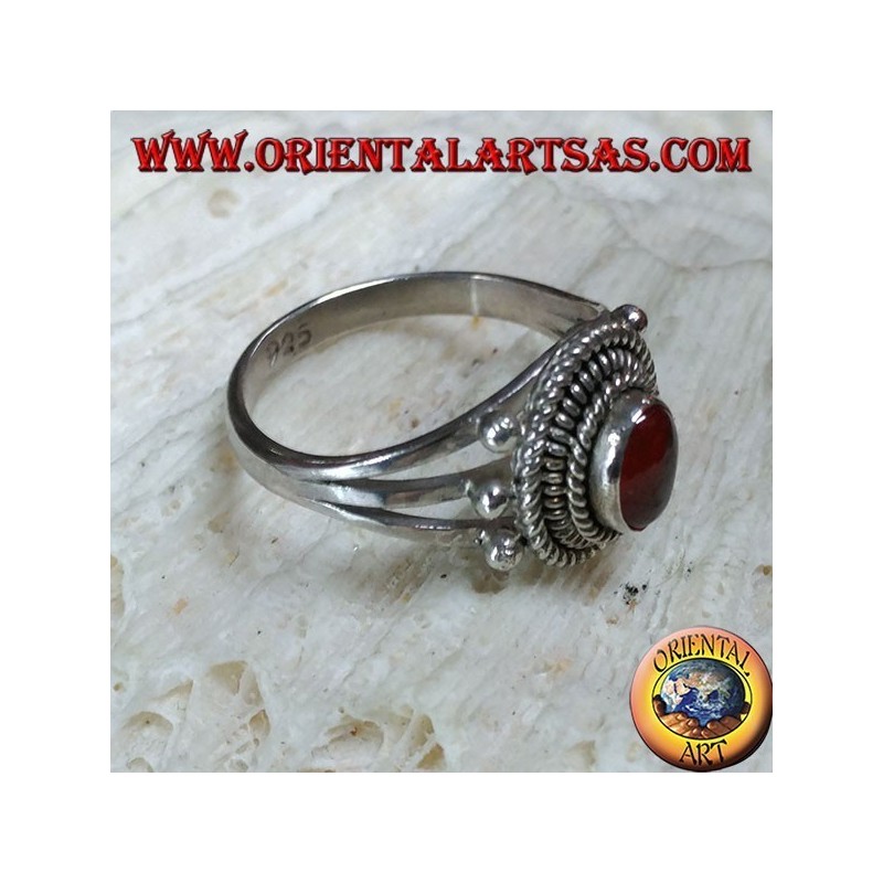Silberring mit Karneol-Cabochon, umgeben von drei Serpentinenfäden