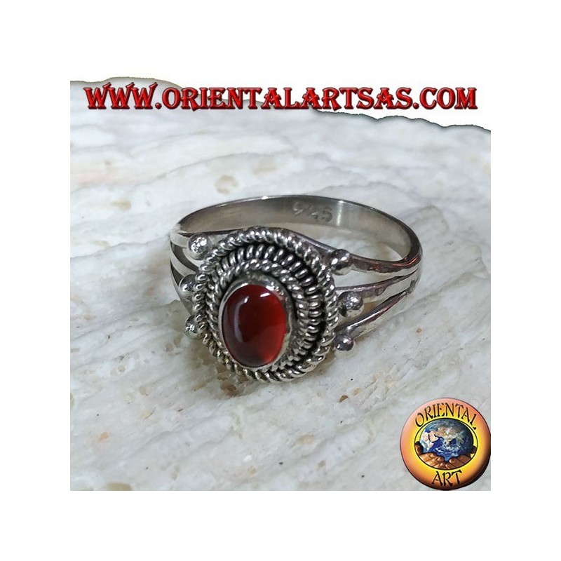 Silberring mit Karneol-Cabochon, umgeben von drei Serpentinenfäden