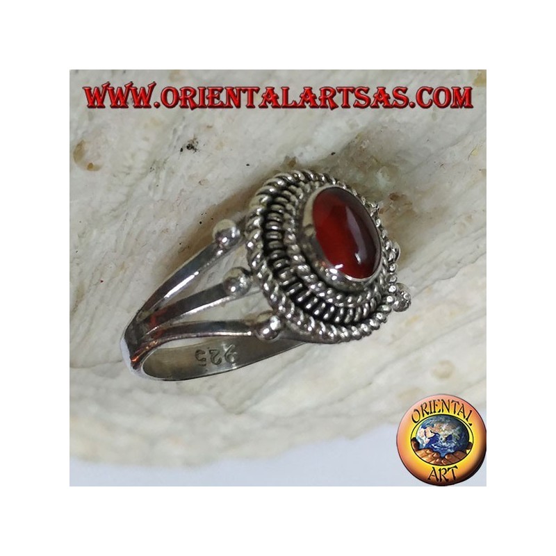 Bague en argent avec cabochon en cornaline entouré de trois fils serpentins