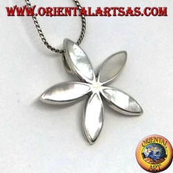 Colgante de plata con nácar en forma de estrella.