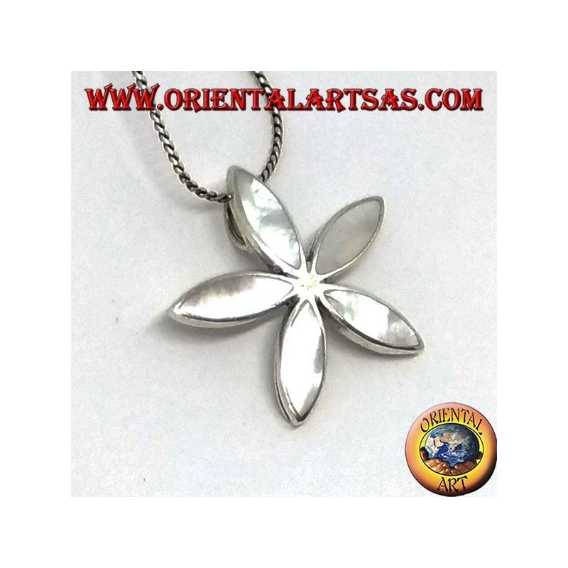 Colgante de plata con nácar en forma de estrella.