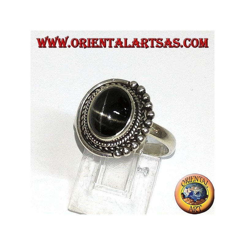 Anillo de plata con estrella negra, conjunto ovalado.