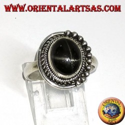 Anillo de plata con estrella negra, conjunto ovalado.