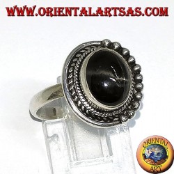 Anillo de plata con estrella negra, conjunto ovalado.