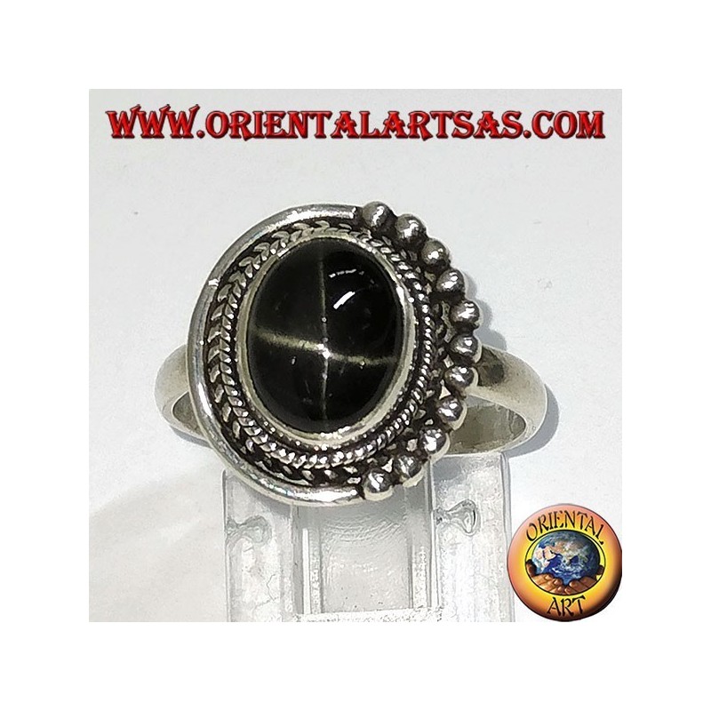 Anillo de plata con estrella negra, conjunto ovalado.