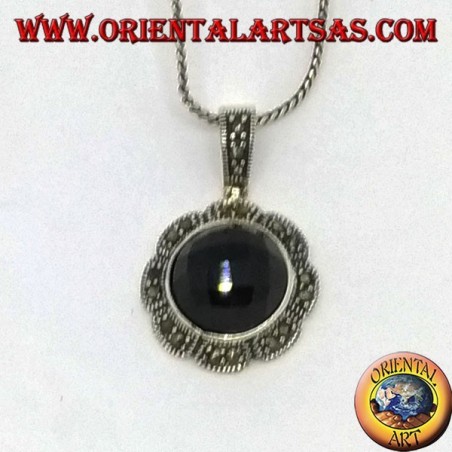 Ciondolo in argento con onice tonda sfaccettata e marcasite sul bordo a fiore