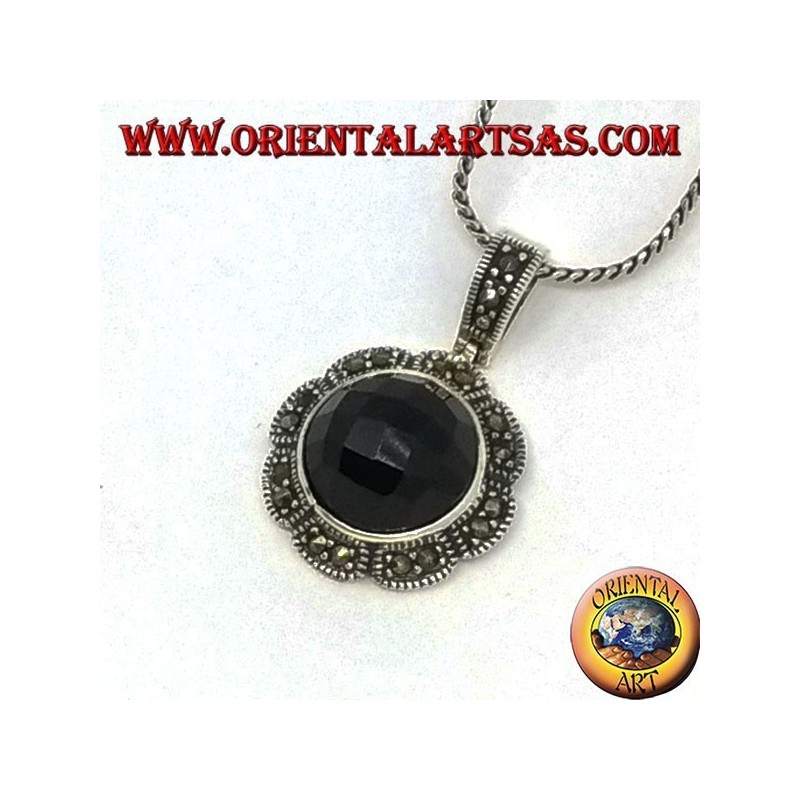 Pendentif en argent avec onyx rond à facettes et marcassite à la bordure de fleurs