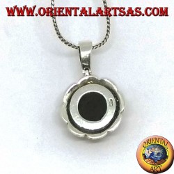 Colgante de plata con ónix redondo facetado y marcasita en el borde de la flor.
