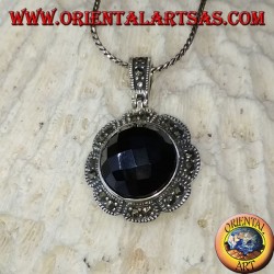 Colgante de plata con ónix redondo facetado y marcasita en el borde de la flor.