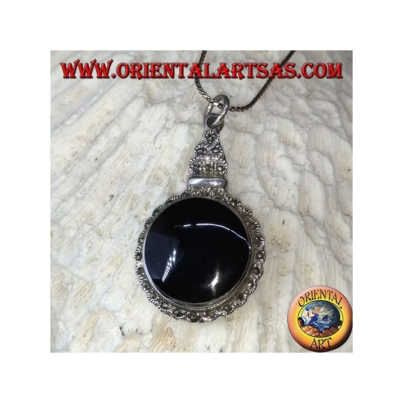 Pendentif en argent avec onyx rond et marcassite à la frontière de style impérial