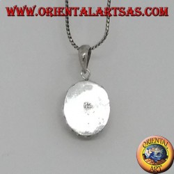 Colgante de plata con ónix oval y borde ondulado.