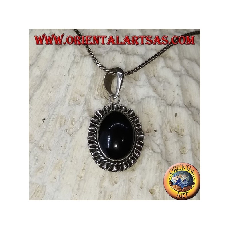 Colgante de plata con ónix oval y borde ondulado.