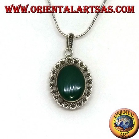 Ciondolo in argento con agata verde ovale e marcasite a cuore sul bordo 