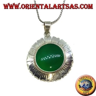 Colgante de plata con forma de flor de margarita y ágata verde redonda.