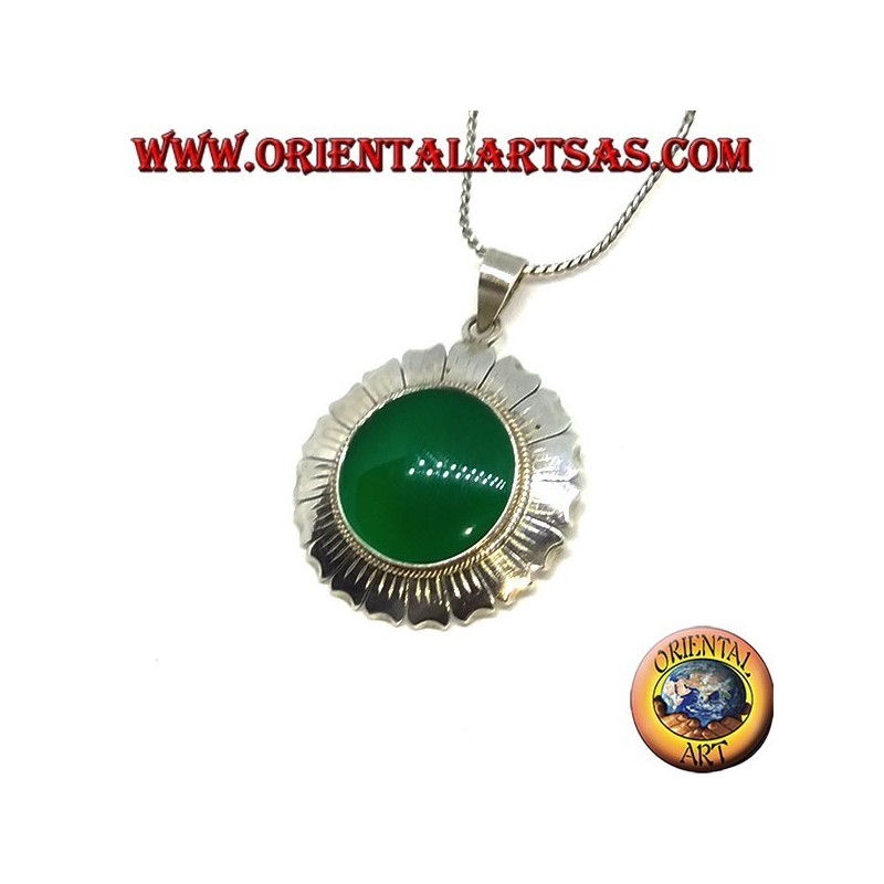 Silver pendant in the shape of a daisy flower and round green agate