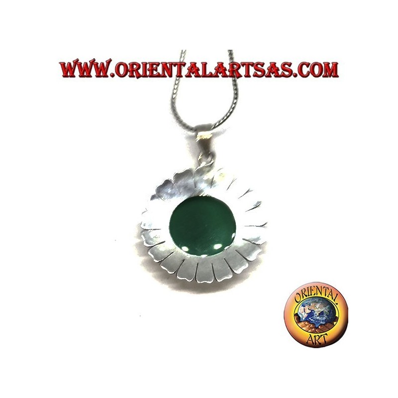 Colgante de plata con forma de flor de margarita y ágata verde redonda.