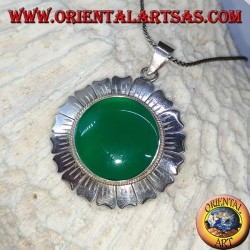 Silver pendant in the shape of a daisy flower and round green agate