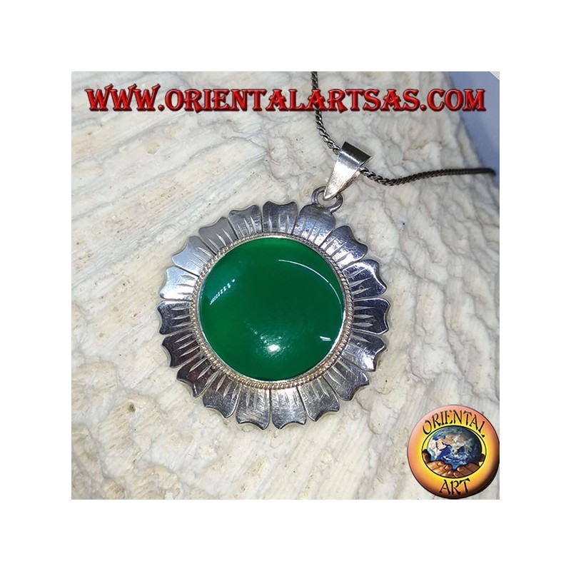 Colgante de plata con forma de flor de margarita y ágata verde redonda.