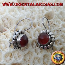 Boucles d'oreilles en argent avec cornaline ronde avec des clous