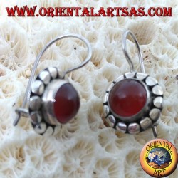 Pendientes de plata con cornalina redonda con tachuelas.