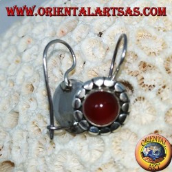 Pendientes de plata con cornalina redonda con tachuelas.
