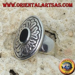 Anillo de plata 925 con ónix oval y amplio borde incrustado.