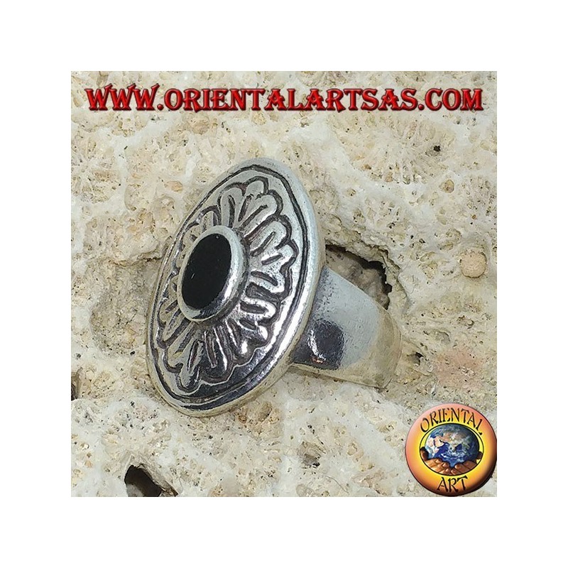 Anillo de plata 925 con ónix oval y amplio borde incrustado.