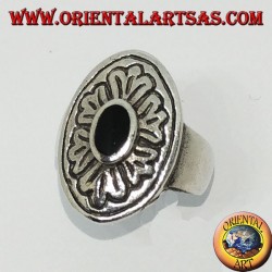 Anillo de plata 925 con ónix oval y amplio borde incrustado.