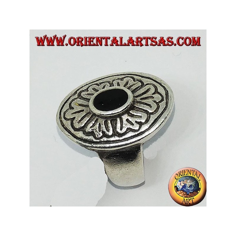 Anillo de plata 925 con ónix oval y amplio borde incrustado.