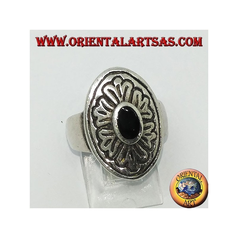 Anillo de plata 925 con ónix oval y amplio borde incrustado.