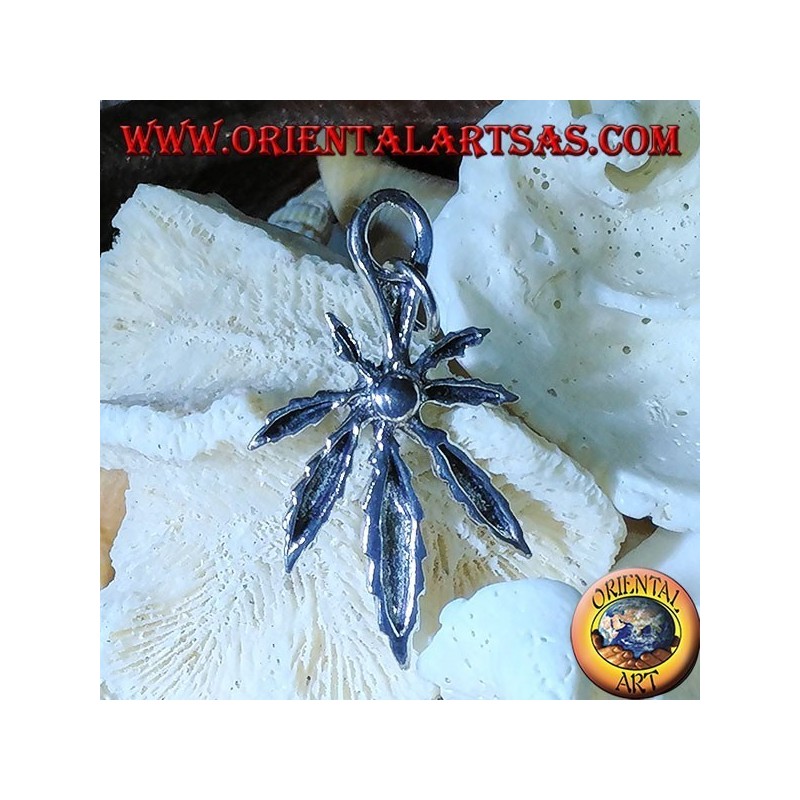 Colgante de plata de una hoja de marihuana.