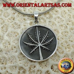 Pendentif médaillon en argent avec feuille de marijuana à faible relief