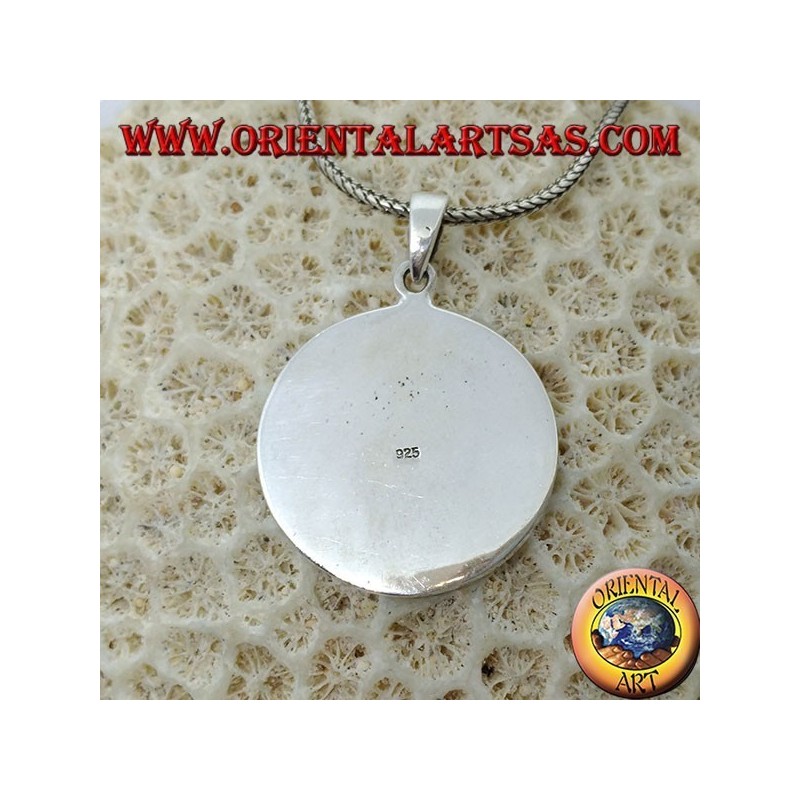 Medallón de plata con hoja de marihuana de bajo relieve.