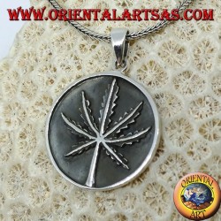 Pendentif médaillon en argent avec feuille de marijuana à faible relief