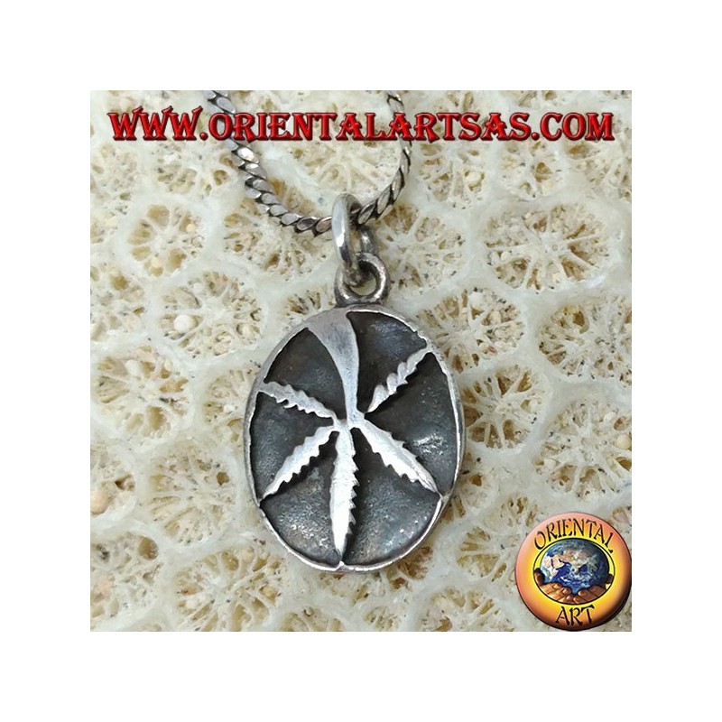 Pendentif en argent avec feuille de marijuana en bas-relief