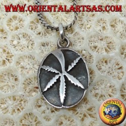 Pendentif en argent avec feuille de marijuana en bas-relief