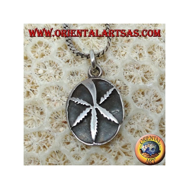 Colgante de plata con hoja de marihuana bajo relieve.