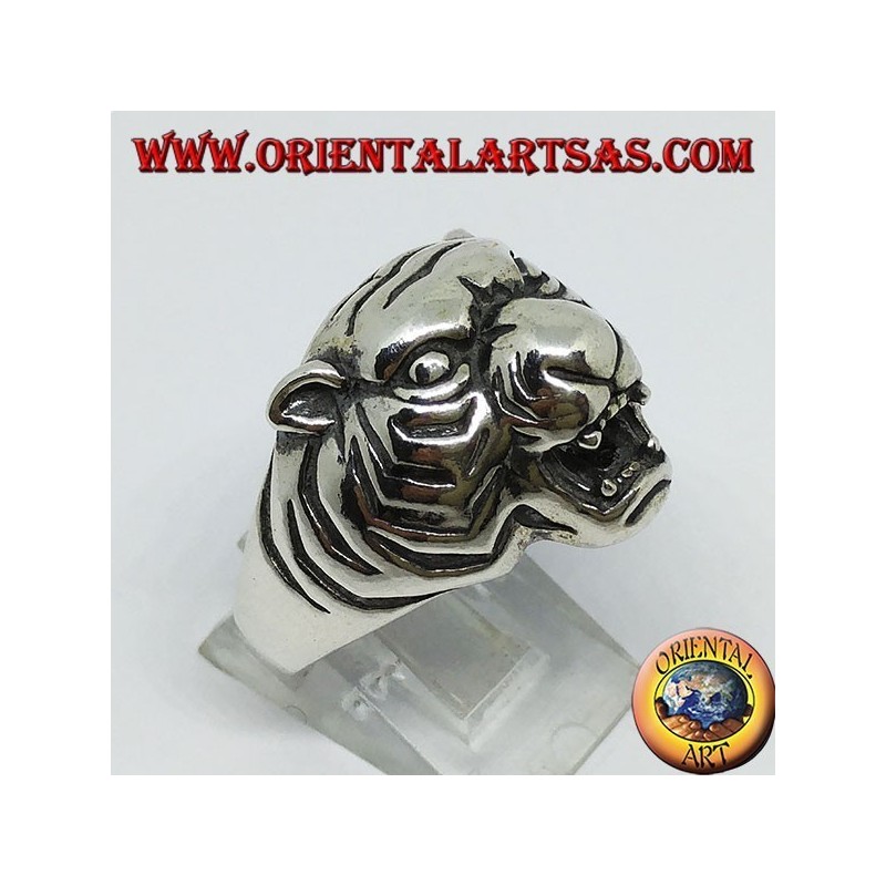 Anillo de plata con cabeza de tigre.
