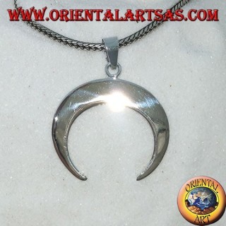 Colgante en plata, media luna con puntas hacia abajo.