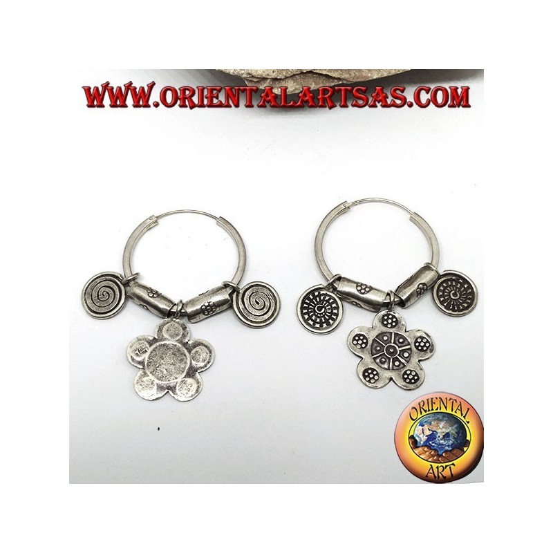 Boucles d'oreilles de cercle tribal en argent (Karen) avec pendentifs