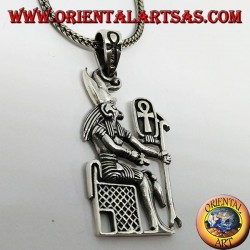Silberanhänger des Gottes Horus, der auf dem Thron sitzt