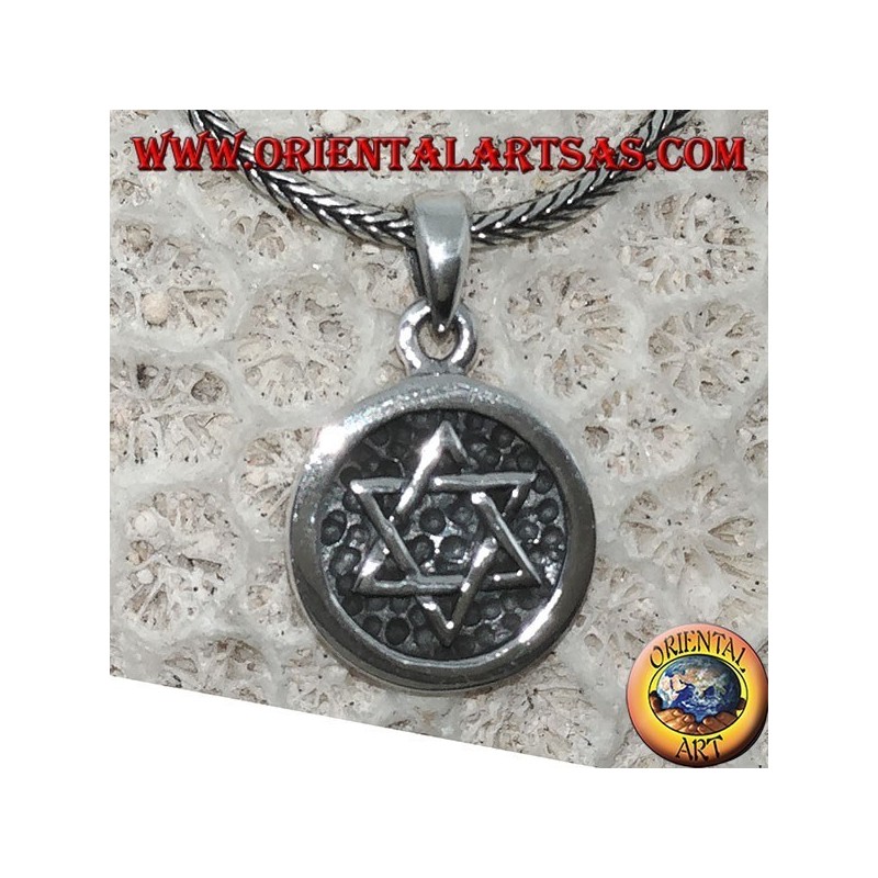 Medalla de plata colgante con bajo relieve estrella de david.