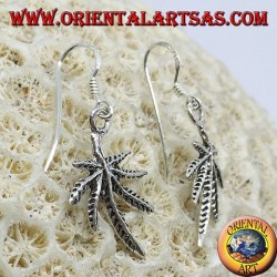 Pendientes de plata en forma de hoja de marihuana.