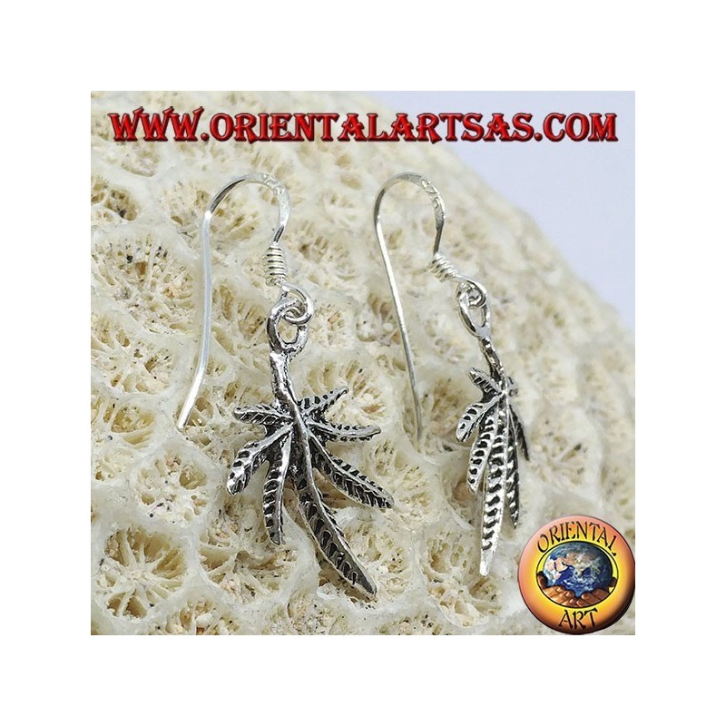Pendientes de plata en forma de hoja de marihuana.