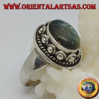 Bague en argent avec labradorite ovale et clou