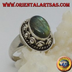 Bague en argent avec labradorite ovale et clou