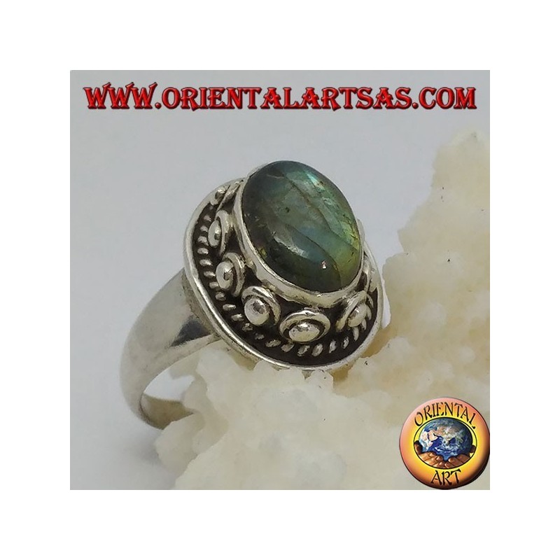 Anillo de plata con labradorita ovalada y conjunto de tachuelas.